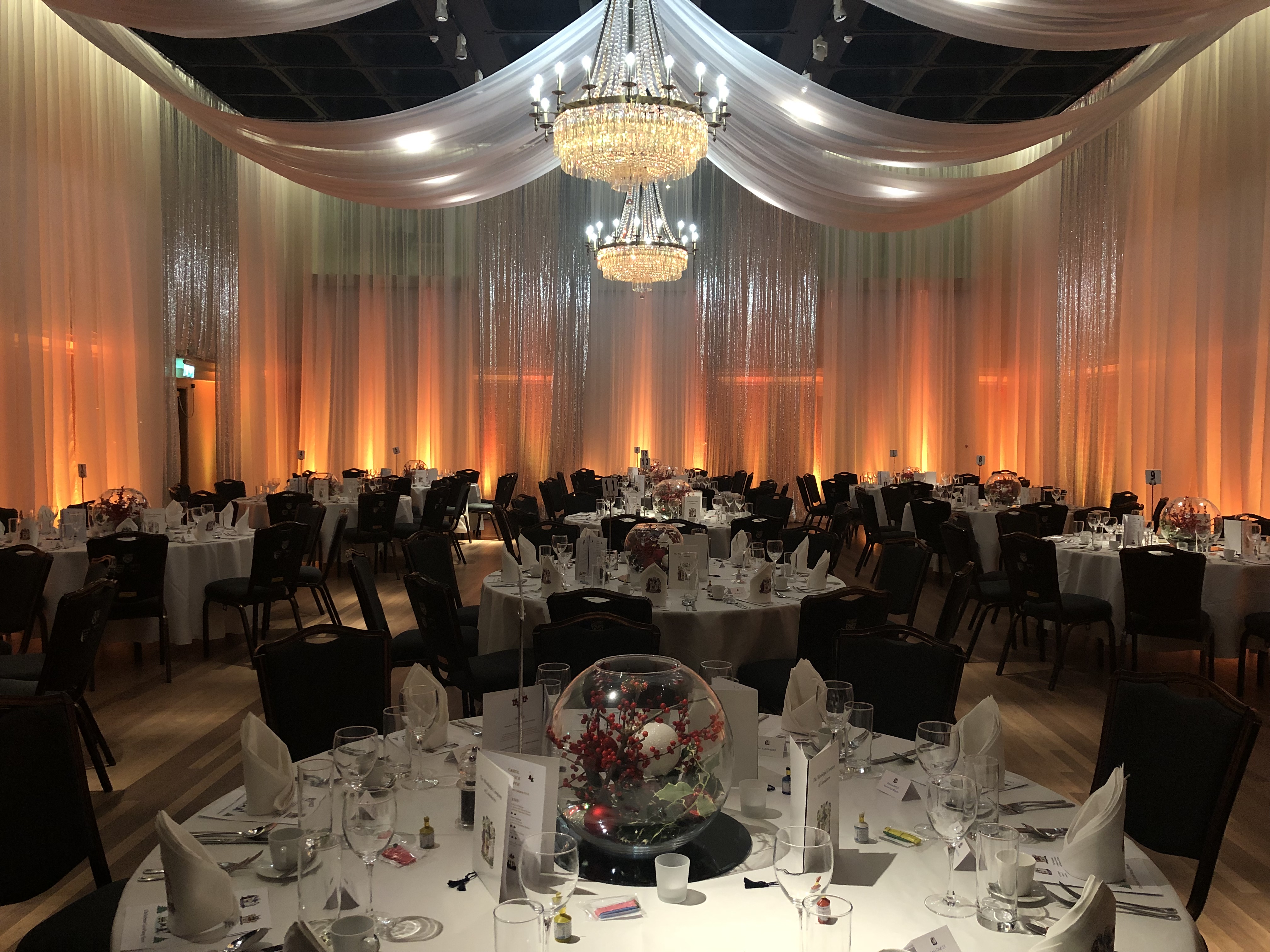 Elegant banquet hall with round tables, ideal for galas and corporate dinners.