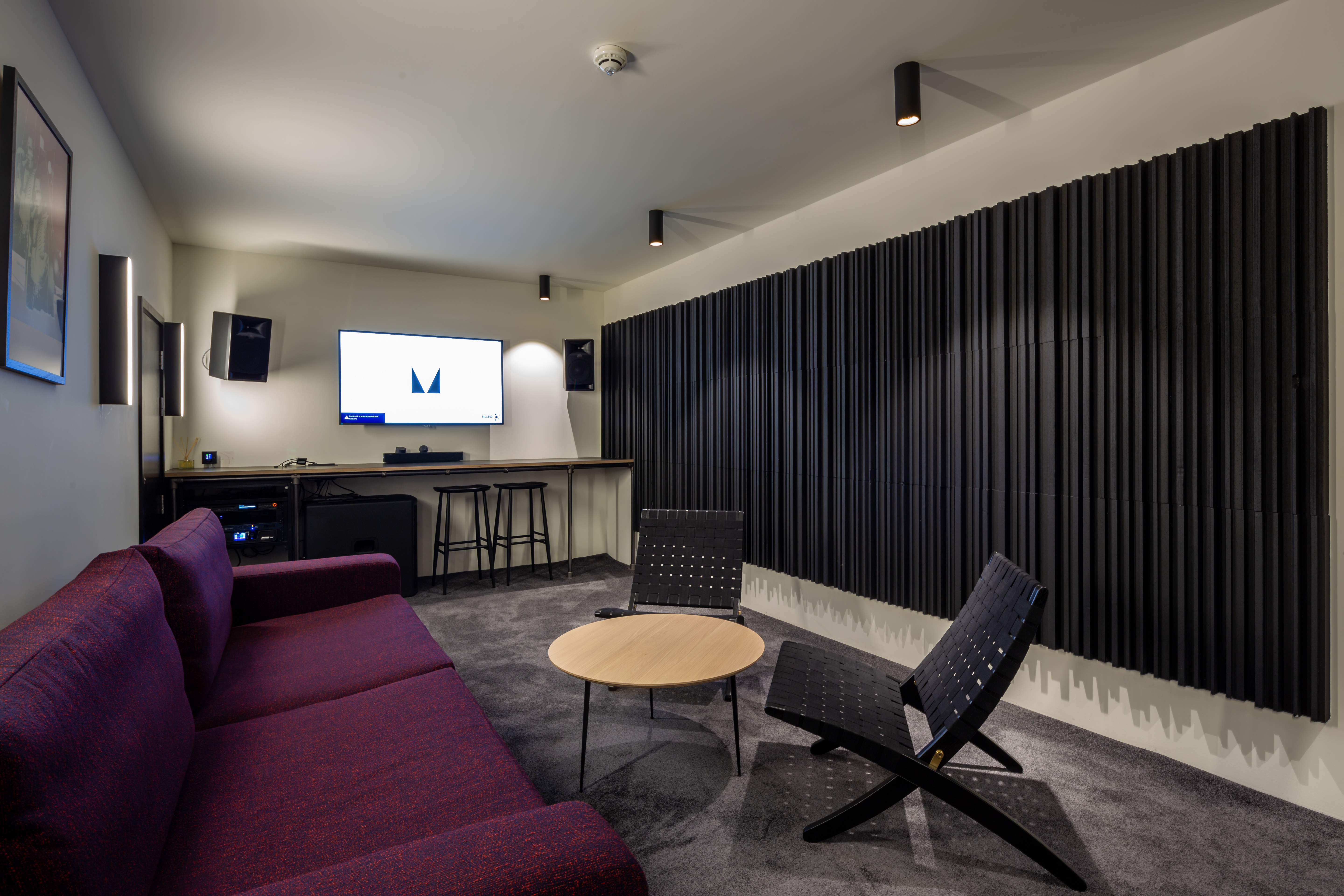 The Studio huddle room with acoustic walls for small-group collaboration and meeting events.