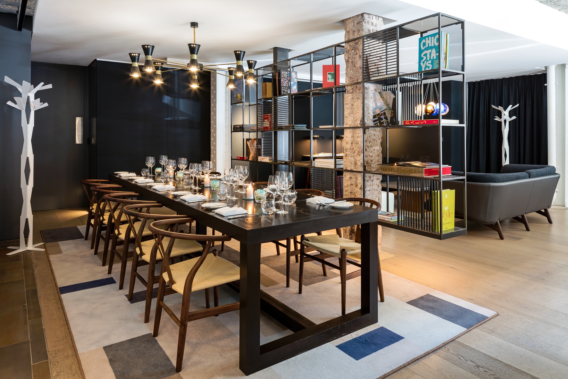 Private dining at The Lounge, Radisson Blu London: sophisticated open-plan board dinner venue. - Banner