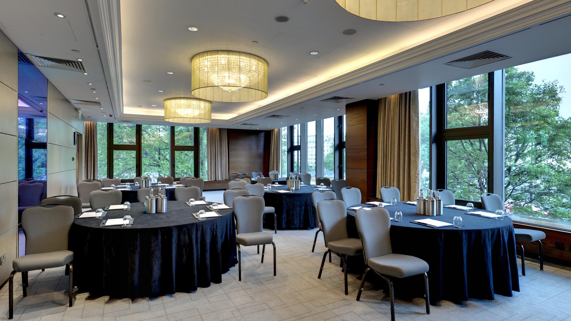 London Park Lane event space, round tables, conference, corporate dinner