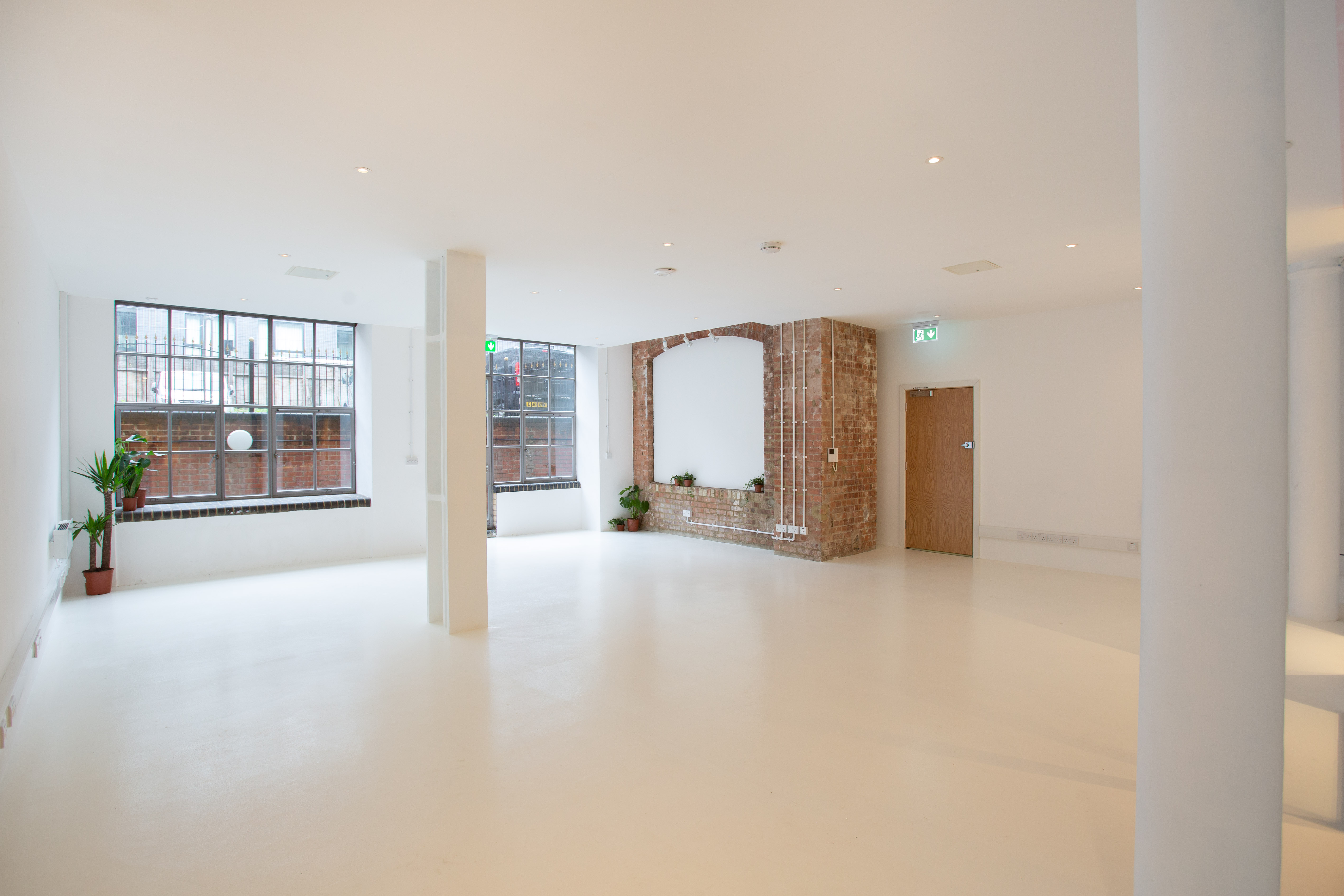 Versatile event space with natural light, ideal for workshops and meetings at Studio 52.