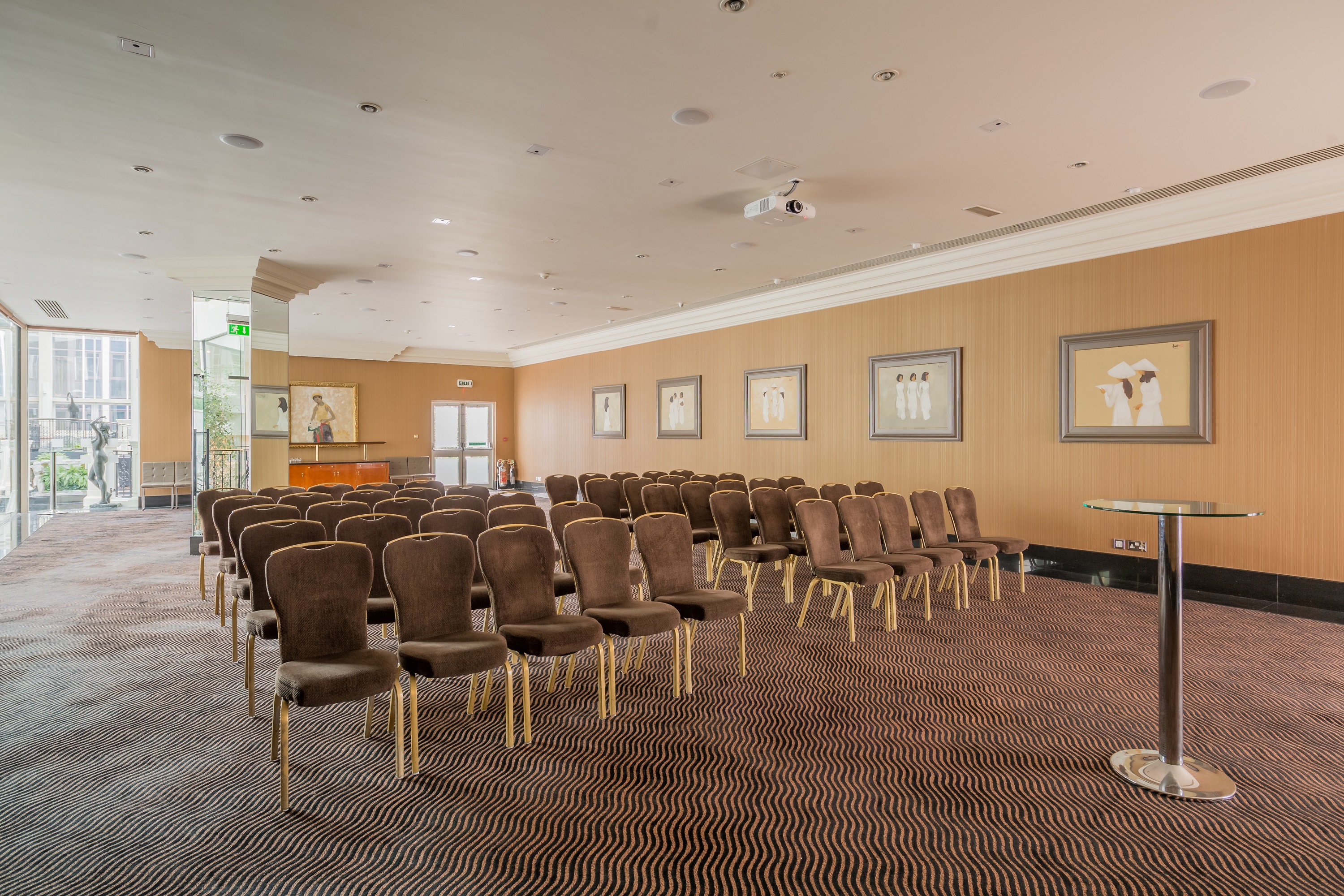 Newbury Suite 2 at Radisson Blu Heathrow: elegant meeting room for seminars and presentations.