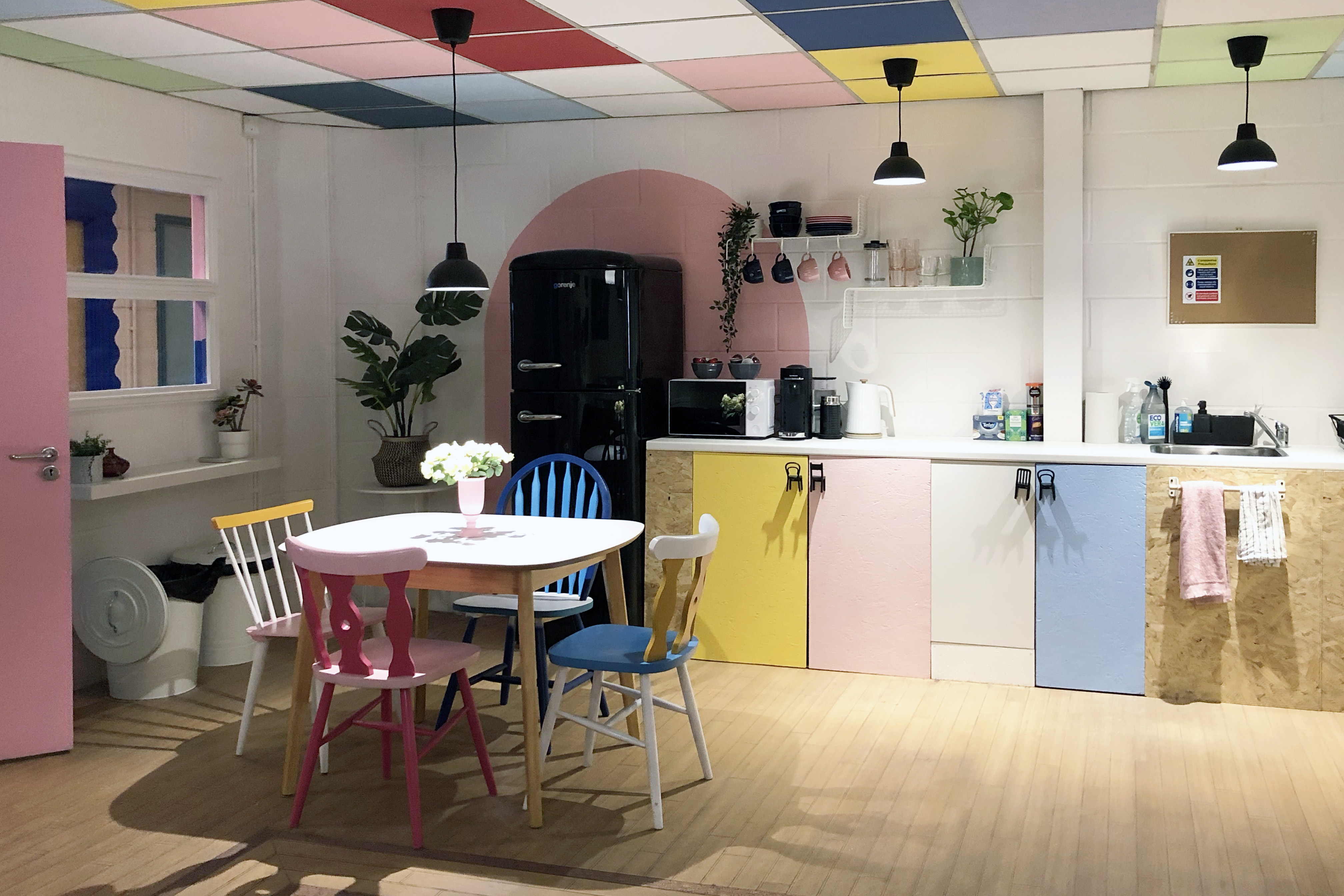 Vibrant kitchen in Klatch Studio for creative meetings and networking events.