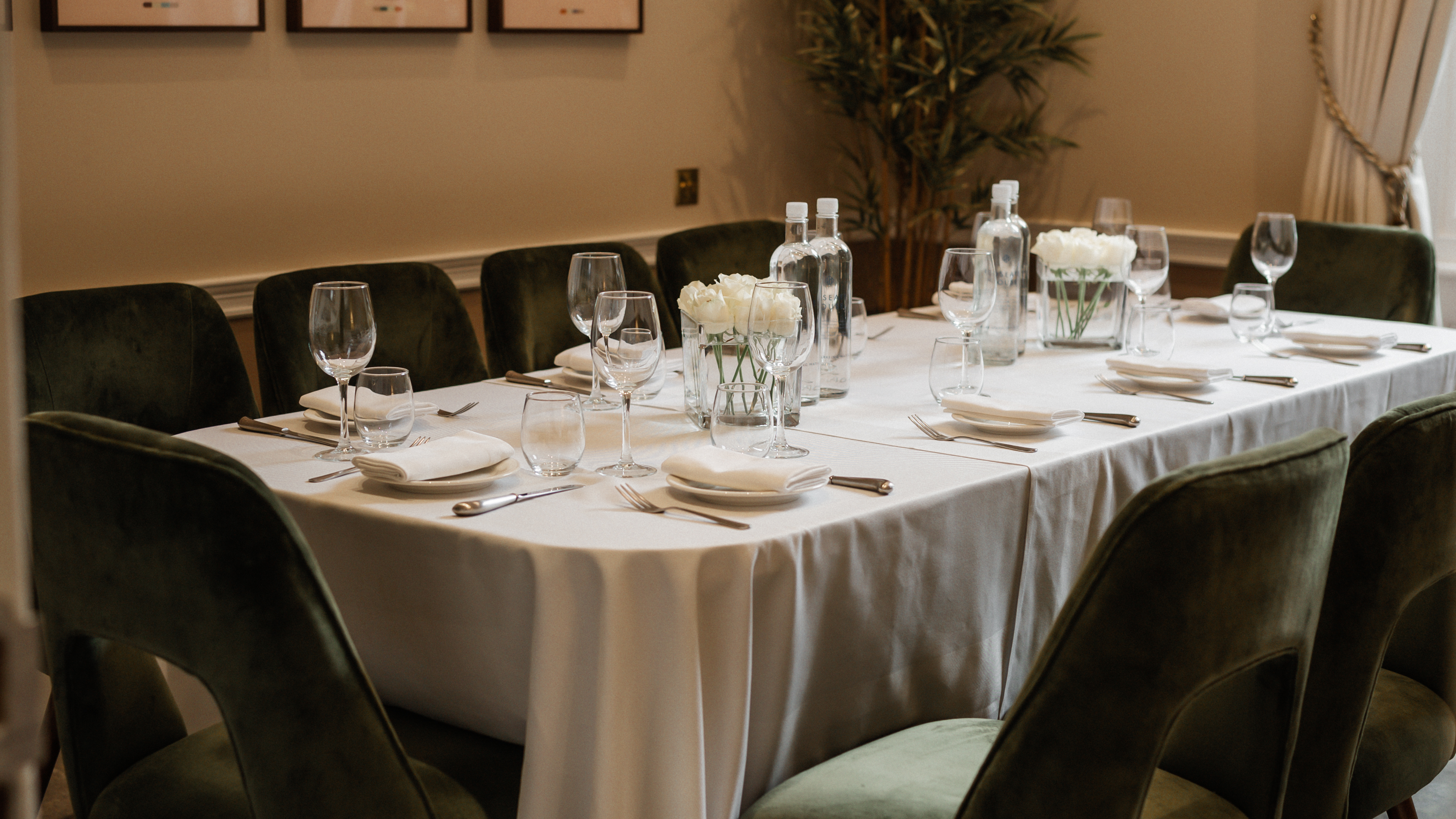 Elegant dining table at Club Privé, Roseate House London for corporate events.