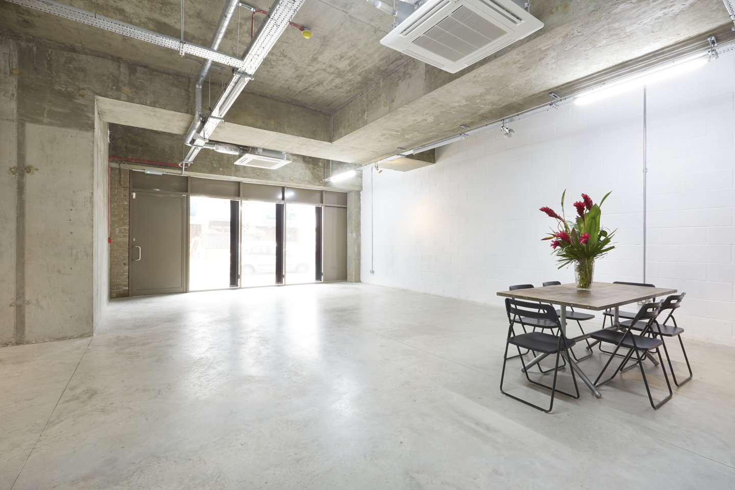 Versatile event space in LOCK Studios with natural light, ideal for meetings and workshops.