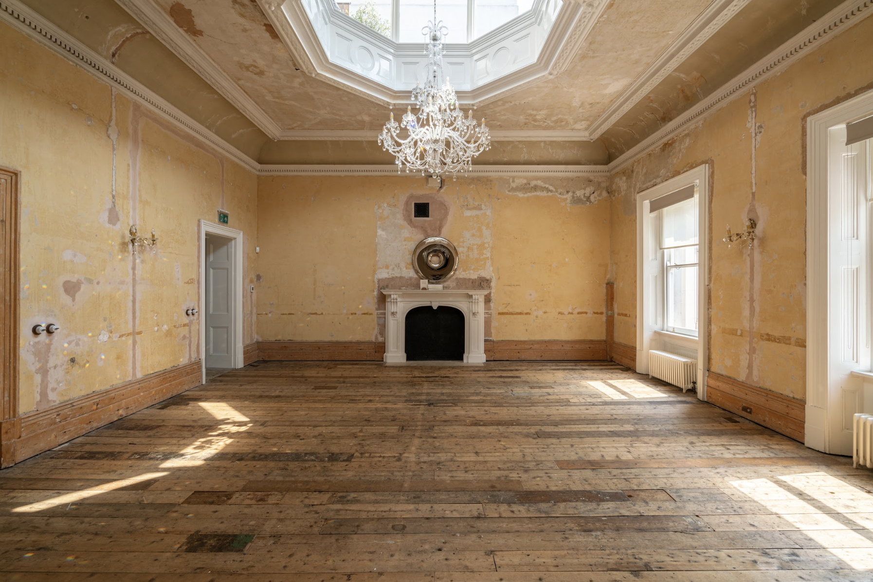 Elegant Knotel Workclub showroom with high ceilings, perfect for workshops and gatherings.