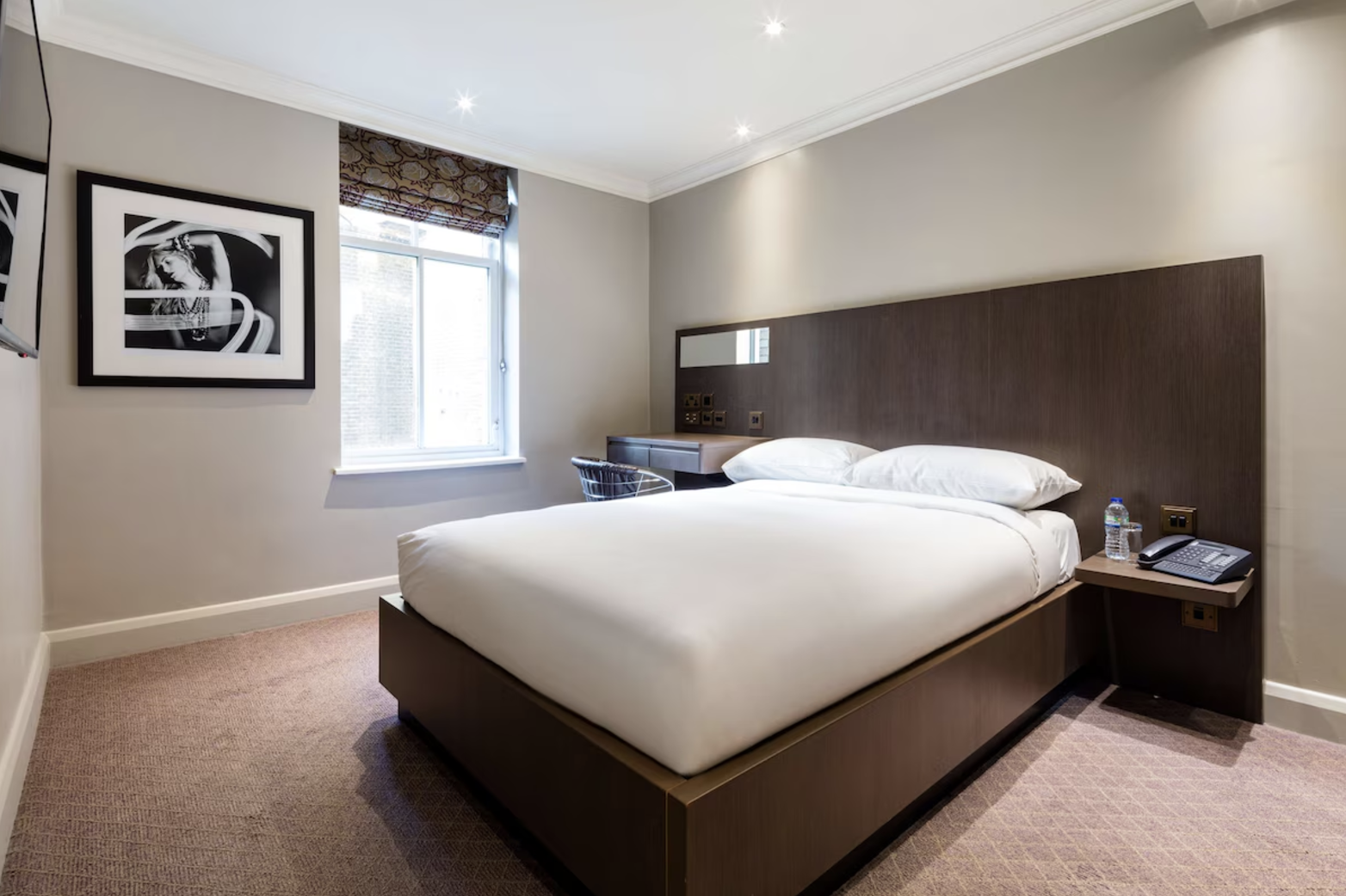 Radisson Blu London Bloomsbury hotel room, modern design for business events and relaxation.