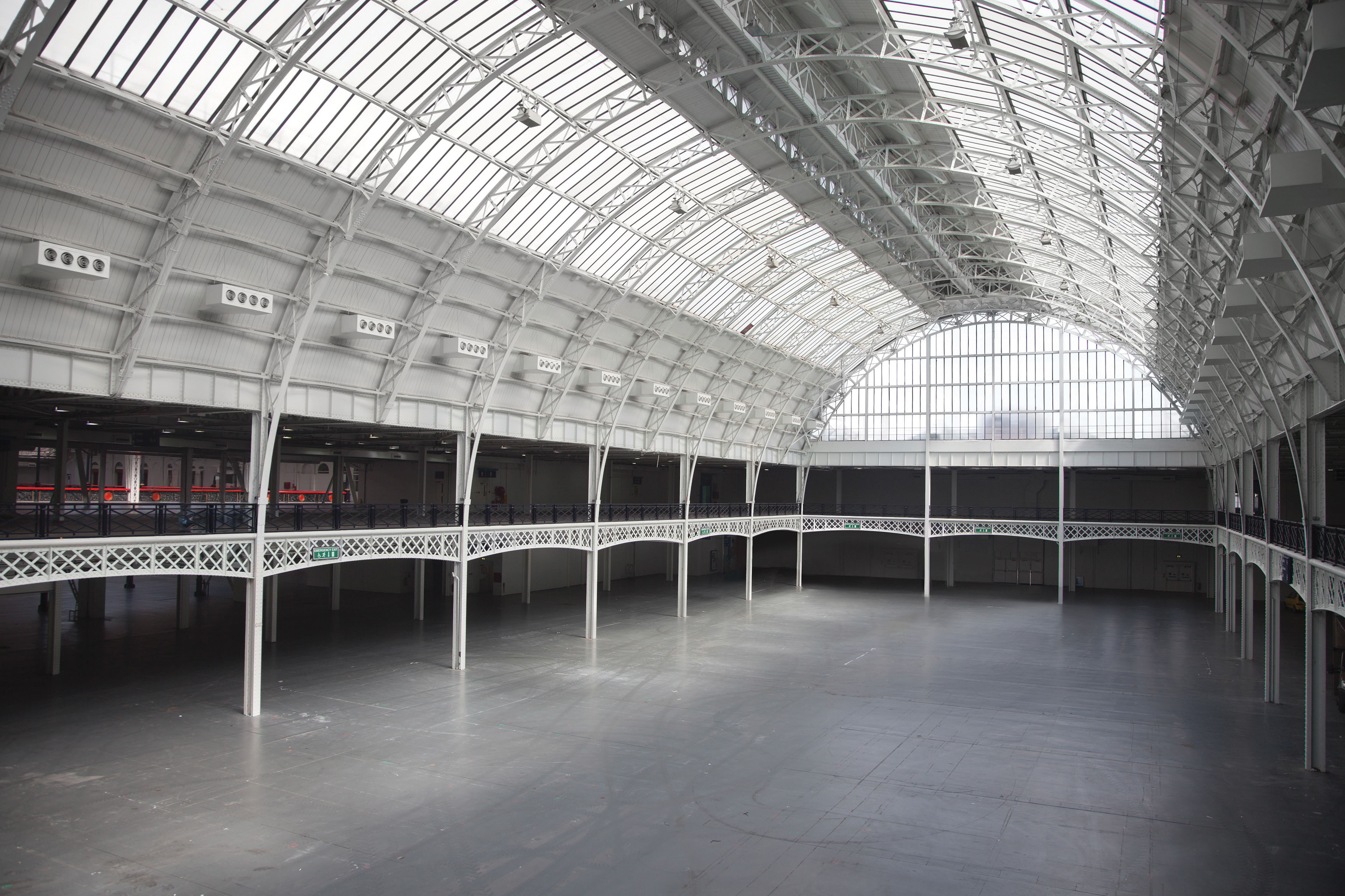 Spacious National Hall in Olympia with arched ceiling, perfect for conferences and galas.
