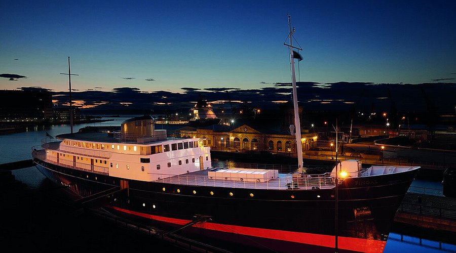 Lighthouse Restaurant & Bar: docked vessel venue for corporate dinners and networking events.