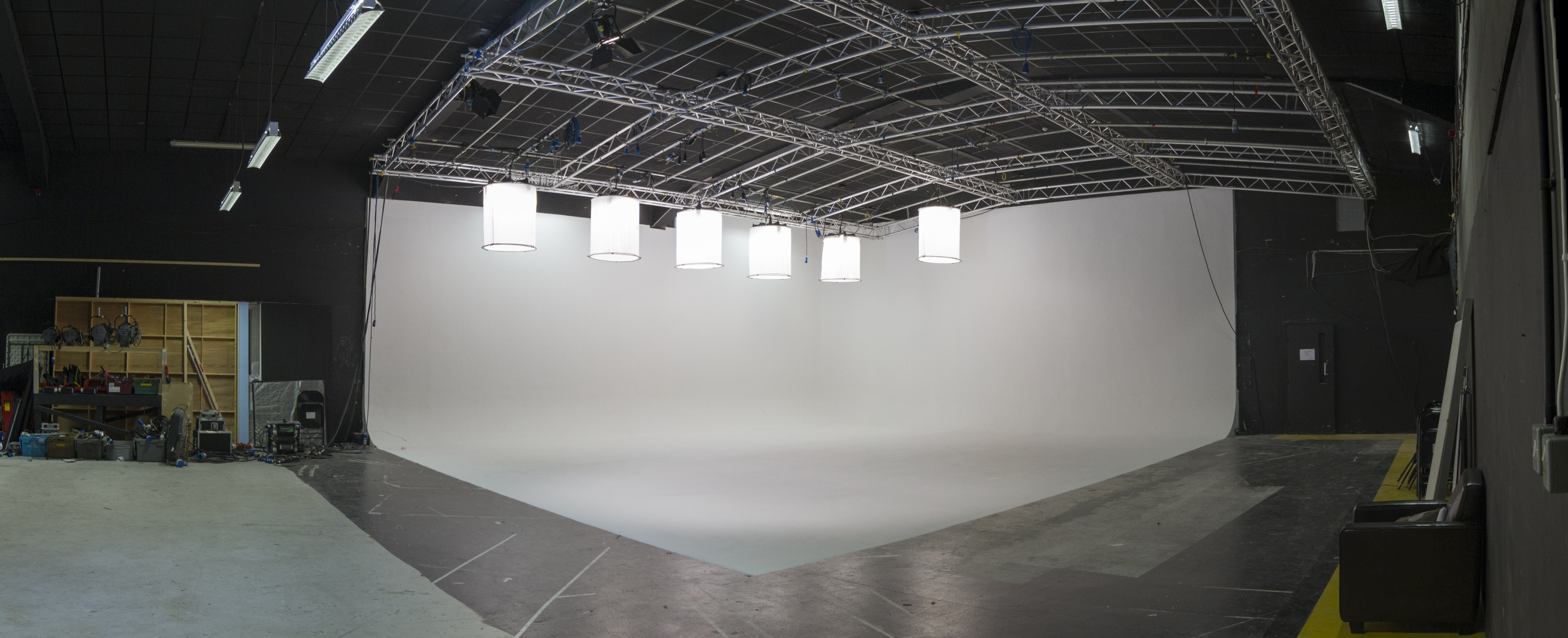 Kennington Film Studios Studio 1: Blank-canvas cyclorama for virtual events and broadcast production.