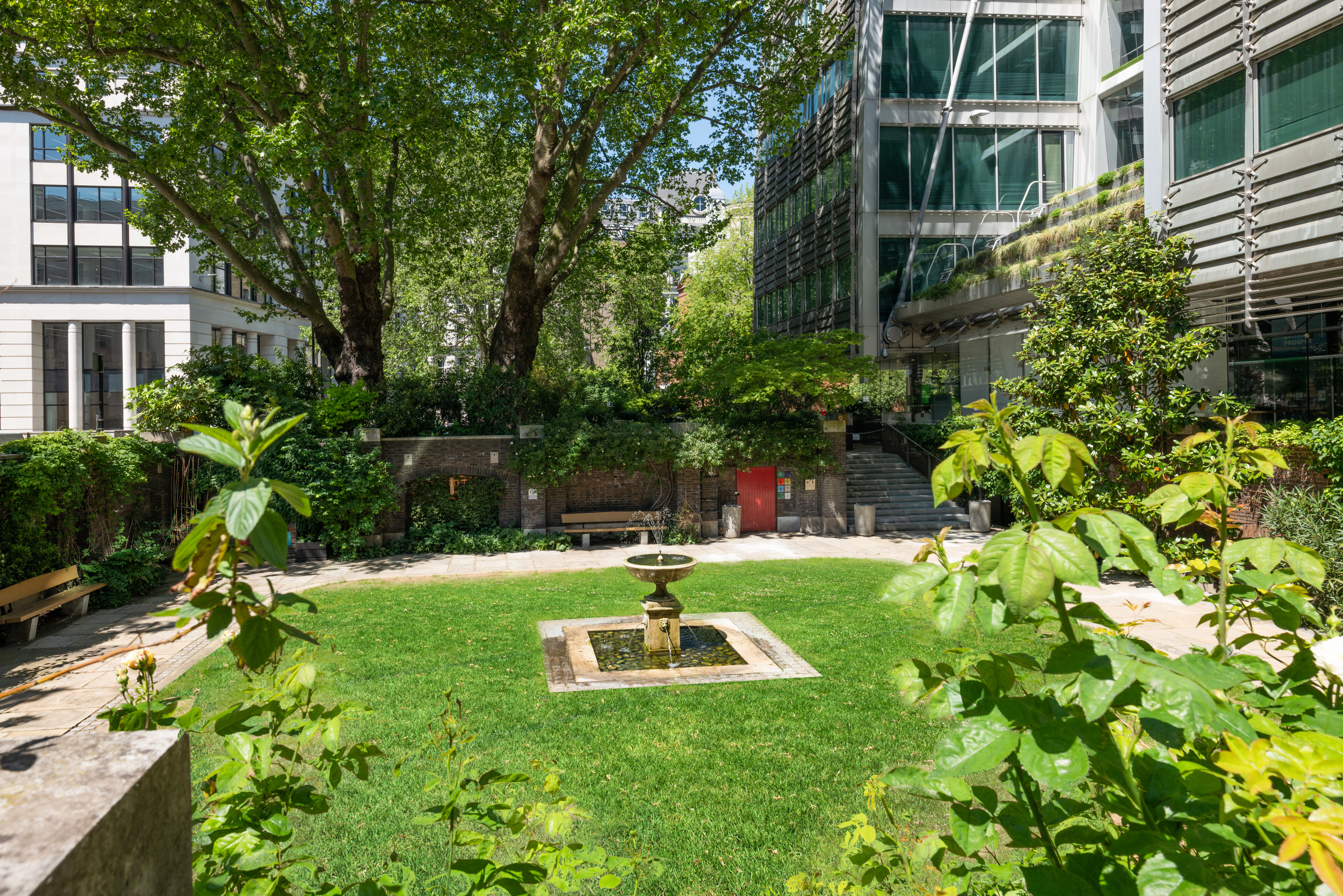 Goldsmiths' Garden at Goldsmiths' Hall: serene venue for meetings and events, lush greenery.