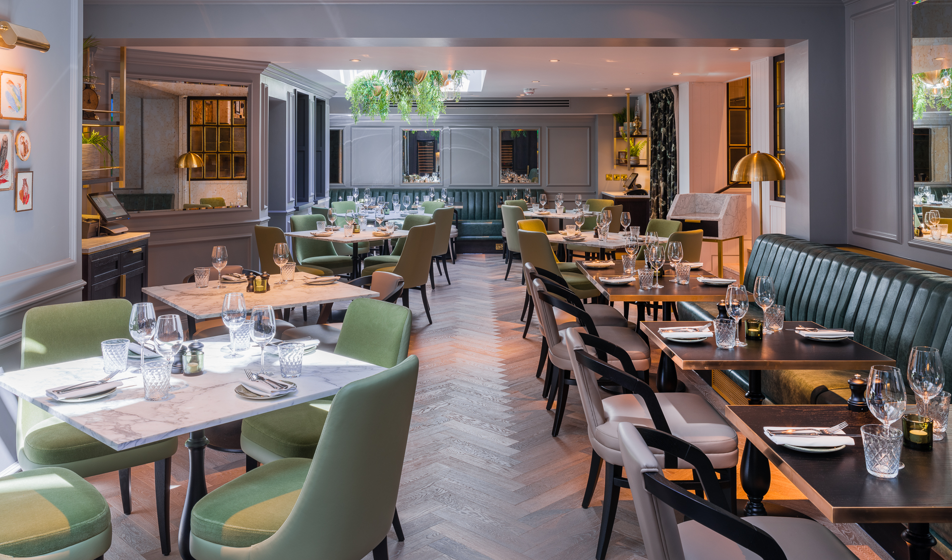 Hans' Bar & Grill: sophisticated restaurant space for corporate dinners and networking events.