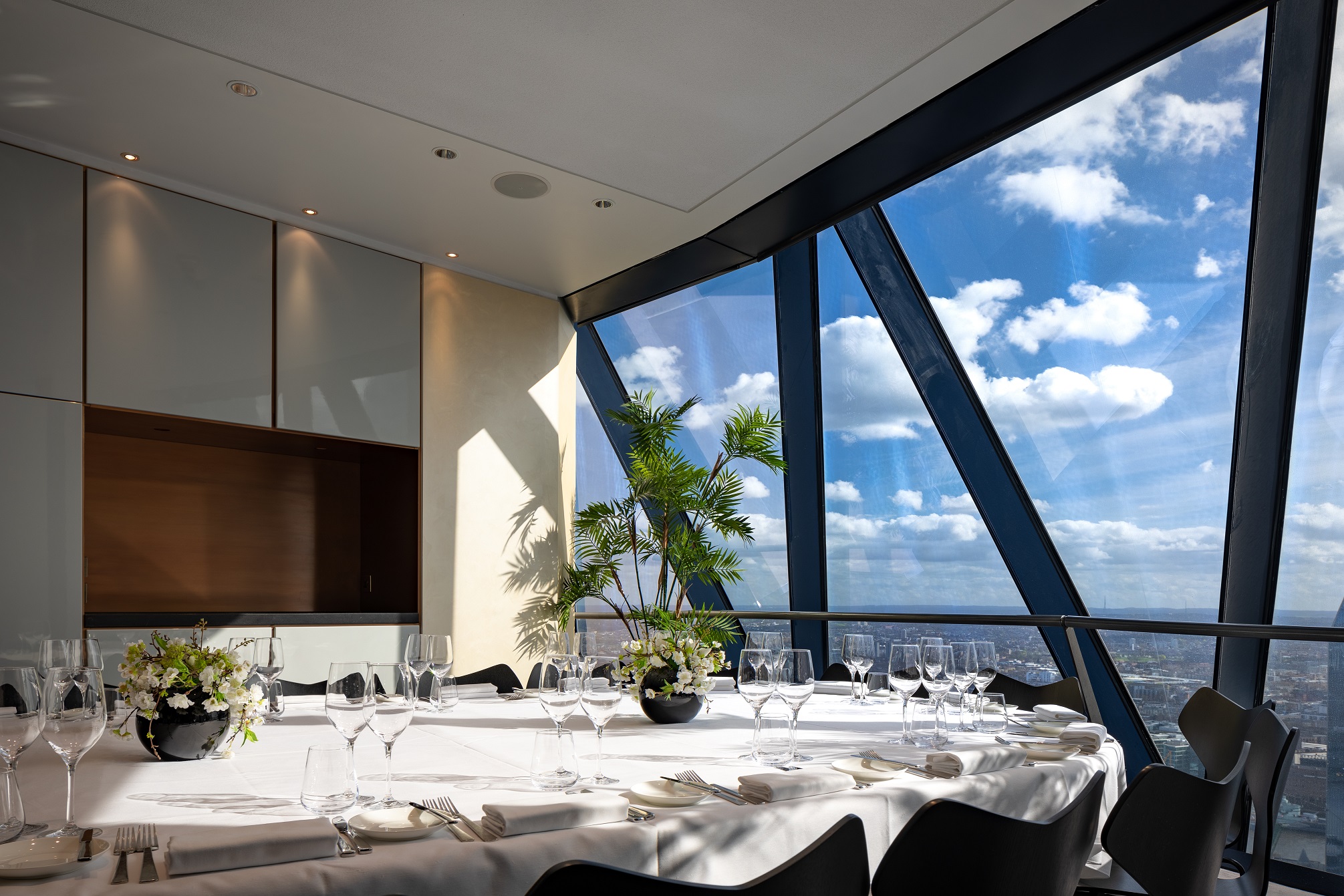 Elegant Stratus room at Searcys, featuring panoramic views for corporate meetings and dinners.