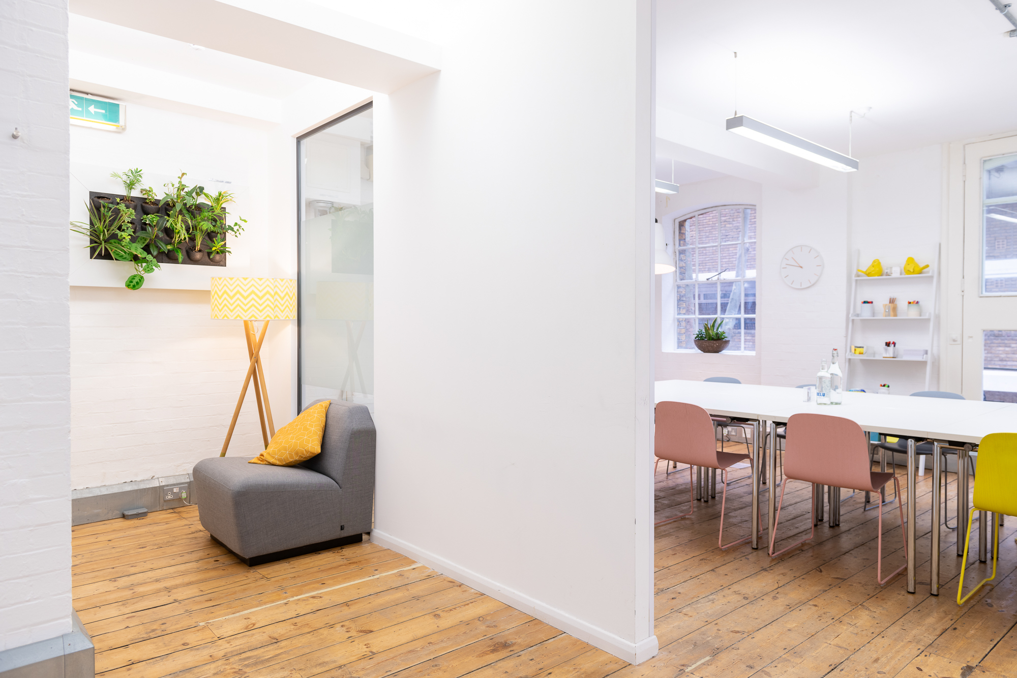 Modern meeting space with greenery, ideal for workshops and team meetings. - Banner
